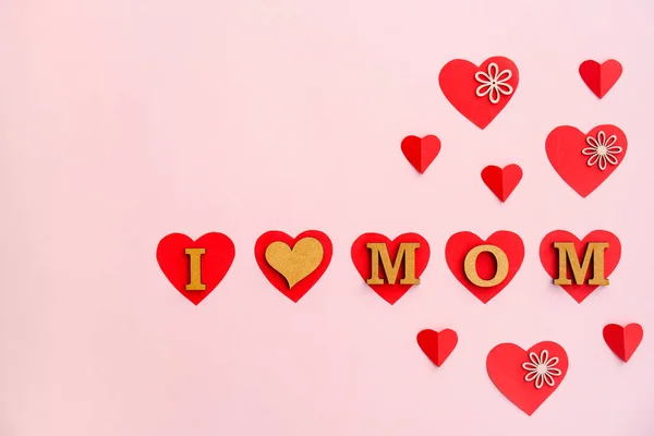 Satz "i love mom" aus Buchstaben und Papierherzen auf farbigem Hintergrund. Glücklicher Muttertag — Stockfoto