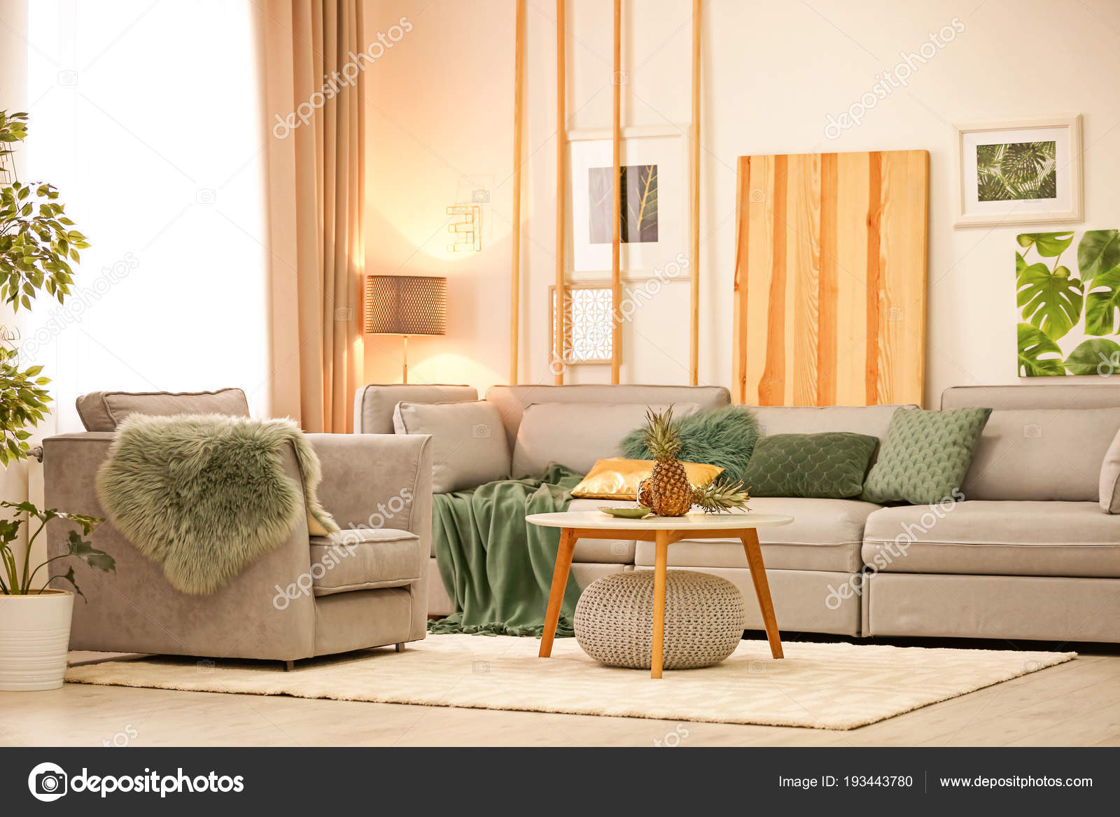 Stilvolle Wohnzimmer Interieur mit bequemen Sofa und Sessel ... Stilvolle Wohnzimmer Interieur mit bequemen Sofa und Sessel ...