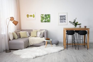 Güzel oda iç rahat kanepe ve şık masa