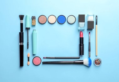 Renk arka plan üzerinde Dekoratif kozmetik ile düz yatıyordu kompozisyon