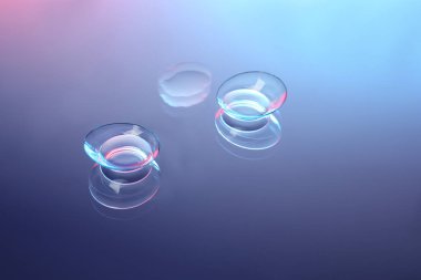 Kontakt lens renk cam zemin üzerine