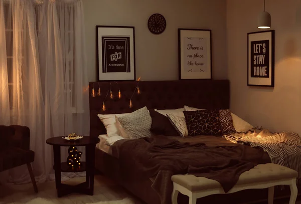 Стильний інтер'єр кімнати зі зручним ліжком — стокове фото