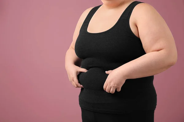 Nadváha žena na barevném pozadí — Stock fotografie
