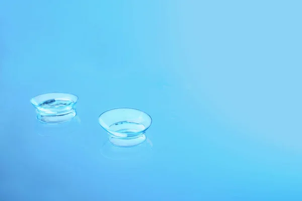 Kontaktlinser på glas bakgrund — Stockfoto