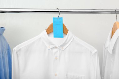 Temiz giysiler ile askı Kuru Temizleme sonra raf