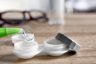 Kontakt lens davasından cımbızla, closeup alarak