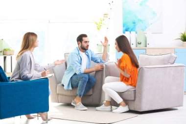 Ofiste genç çift ile çalışan aile psikolog