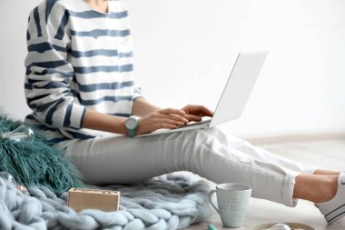 Dizüstü bilgisayar kapalı kadın blogger