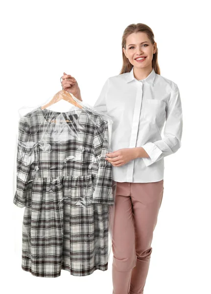 Fiatal nő gazdaság fogas ruha műanyag zacskóba, fehér háttér. Száraztisztítási szolgáltatás — Stock Fotó