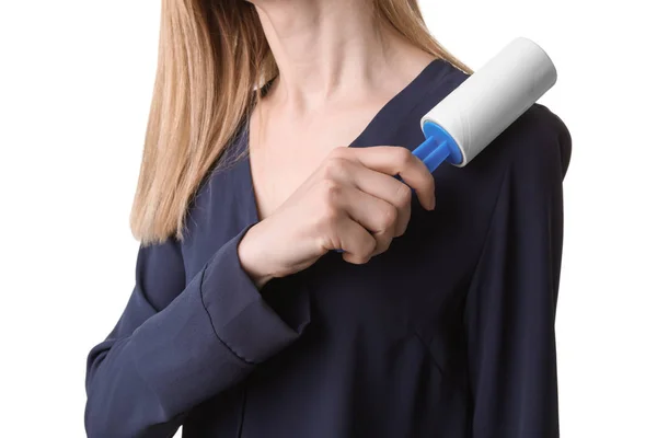 Junge Frau putzt Bluse mit Fusselrolle auf weißem Hintergrund — Stockfoto