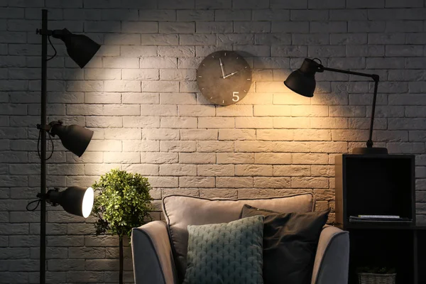 Interiér obývacího pokoje s moderní lampy — Stock fotografie