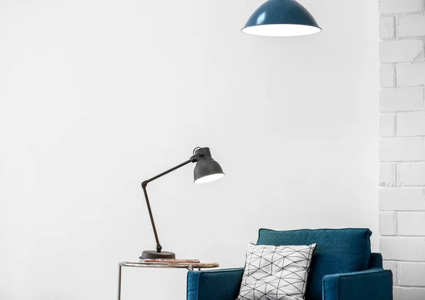 室内蓝色扶手椅的现代灯具 — 图库照片