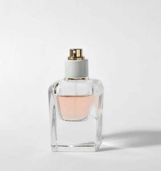 Egy üveg parfüm könnyű háttérrel — Stock Fotó