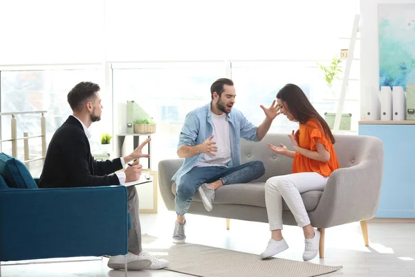 Familienpsychologe arbeitet mit jungen Paar im Büro — Stockfoto