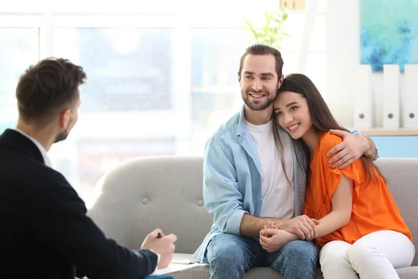 Familjen psykolog arbetar med unga par i office — Stockfoto