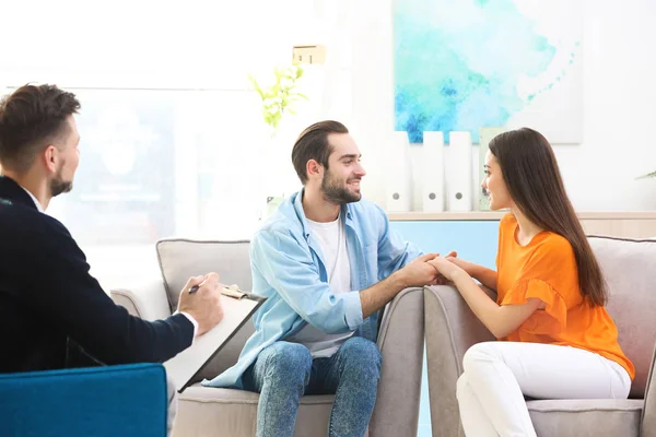 Psicólogo familiar trabajando con parejas jóvenes en el consultorio — Foto de Stock