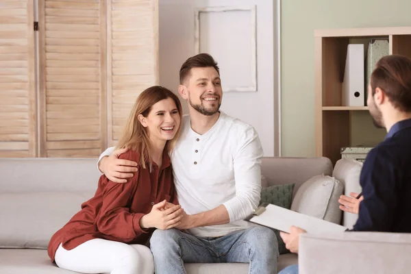 Psicólogo familiar trabajando con parejas jóvenes en el consultorio — Foto de Stock