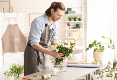 Erkek Çiçekçi Çiçek kompozisyon işyerinde oluşturma
