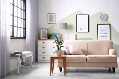 Güzel salon iç rahat kanepe ile