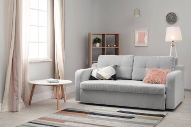 Modern oturma odası iç rahat kanepe ve güzel halı ile