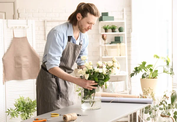 Floristería masculina creando composición floral en el lugar de trabajo — Foto de Stock