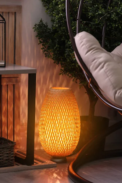 Elegantní lampa v moderním obývacím pokoji. Design interiéru prvek — Stock fotografie