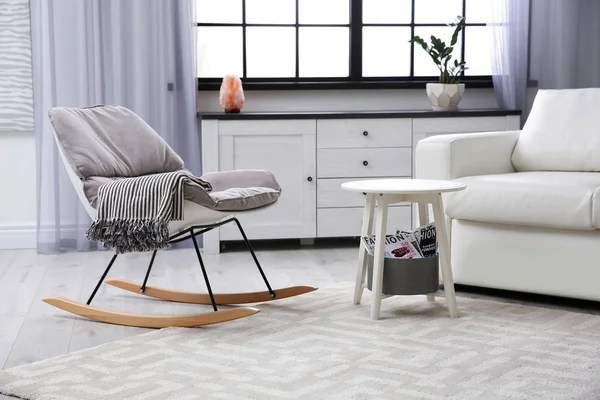 Modern oturma odası iç rahat kanepe ve güzel halı ile — Stok fotoğraf