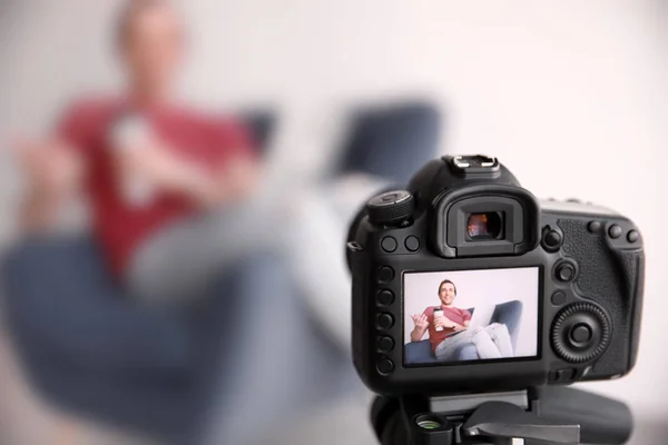 Hombre blogger con portátil en sillón en la pantalla de la cámara, primer plano — Foto de Stock