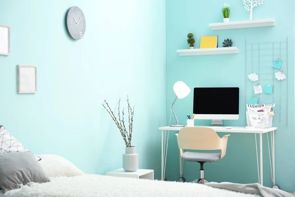 Local de trabalho confortável com computador na mesa no escritório em casa — Fotografia de Stock