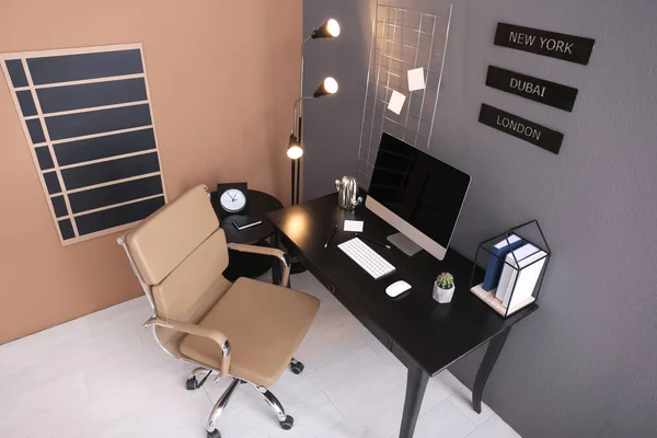 Современный интерьер домашнего офиса, вид через камеру видеонаблюдения — стоковое фото