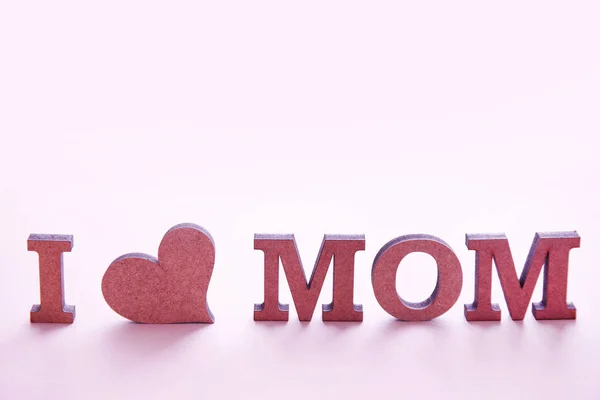 Satz "i love mom" aus Buchstaben auf farbigem Hintergrund. Glücklicher Muttertag — Stockfoto