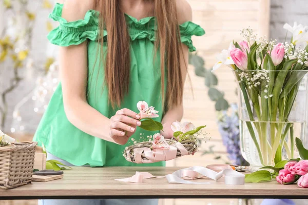 Decorador femenino creando guirnalda hermosa en la mesa —  Fotos de Stock