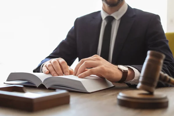 Männlicher Anwalt im Büro — Stockfoto