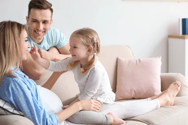 Ung Gravid Kvinna Med Sin Familj Hemma — Stockfoto