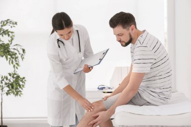 Doktor muayene erkek hasta yaralı bacak Kliniği ile