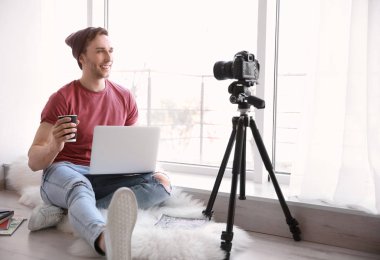 Dizüstü bilgisayar kayıt video penceresi yakınındaki ile genç blogger