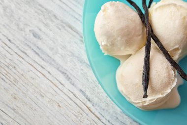 Plaka ahşap arka plan, üstten görünüm üzerinde lezzetli vanilyalı dondurma ile