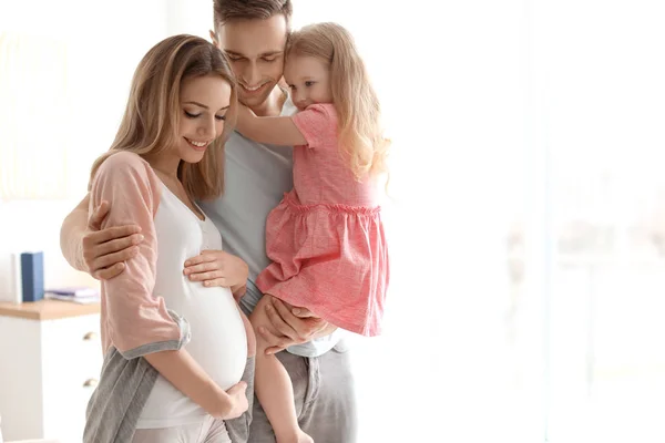 Ung Gravid Kvinna Med Sin Familj Hemma — Stockfoto