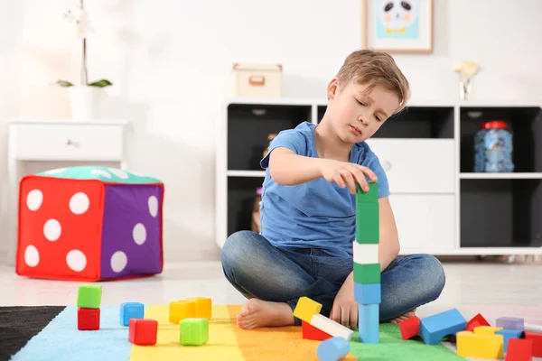 Autista kisfiú játszik otthon a kocka — Stock Fotó