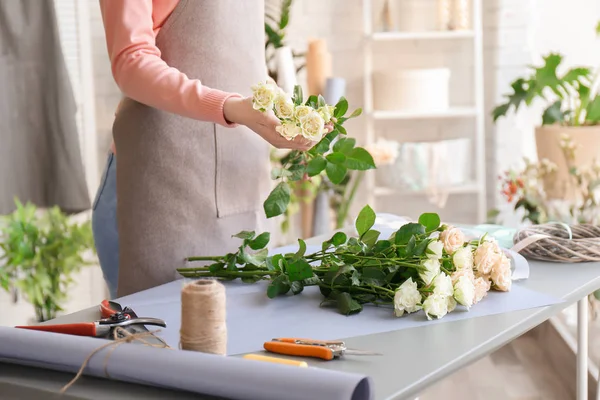 Kobiece Kwiaciarnia tworzenie bukiet w miejscu pracy — Zdjęcie stockowe