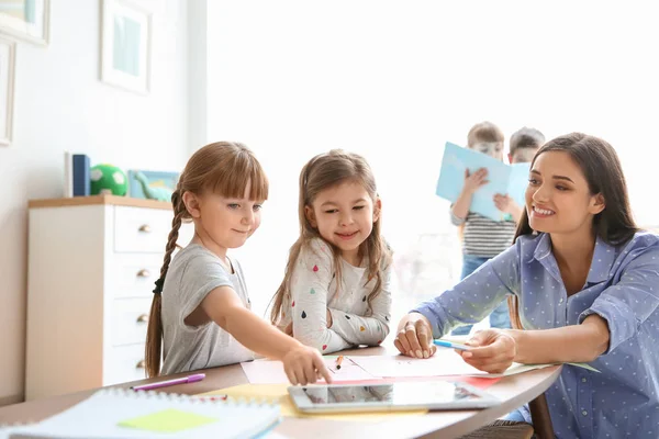 Leuke Lieve Kinderen Met Leraar Klas School — Stockfoto