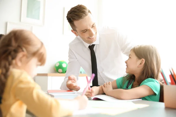 Mannelijke Leraar Meisje Helpen Met Haar Taak Klas School — Stockfoto