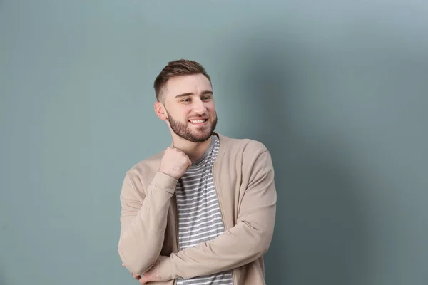 Portrét sebevědomý mladý muž na barvu pozadí — Stock fotografie