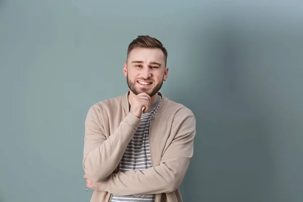 Portrét sebevědomý mladý muž na barvu pozadí — Stock fotografie