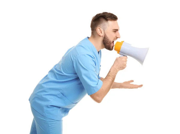 Férfi orvos kiabálás megafon, fehér háttér — Stock Fotó