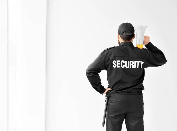 Guardia di sicurezza con megafono all'interno — Foto Stock