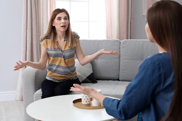 Mulheres discutindo em casa — Fotografia de Stock