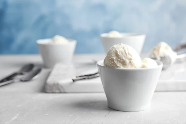 Чаша с ванильным мороженым на столе — стоковое фото