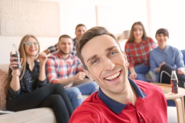 Mutlu arkadaş selfie kapalı alarak
