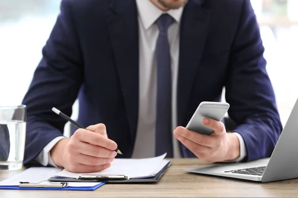 Consultant working at table in office — Stock Photo, Image